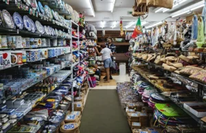 Przykładowe biznesplany Sklep stacjonarny. Regały wypełnione towarami o charakterze upominków