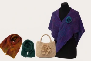 Kolorowe szale i torebka filcowa