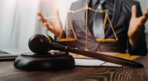 Młotek sędziowski i waga sprawiedliwości